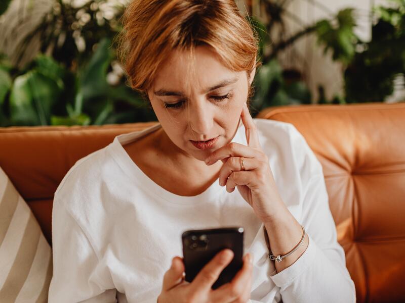 Filha a receber notificação tranquilizante no telemóvel